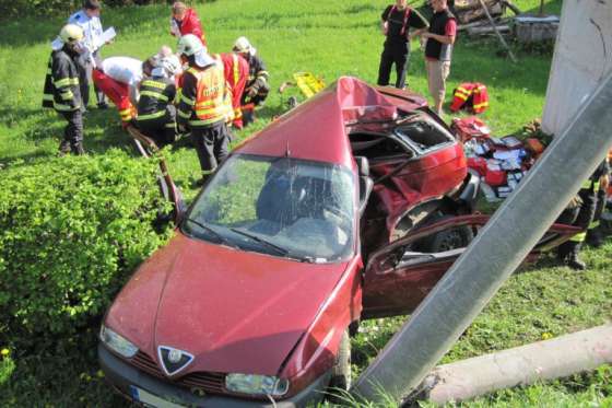 Vážná nehoda auta ve Velkých Karlovicích. Zraněného mladého řidiče převážel do nemocnice vrtulník